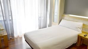 Escritorio, tabla de planchar con plancha, wifi gratis y ropa de cama