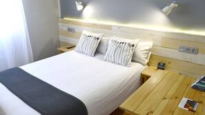 Escritorio, tabla de planchar con plancha, wifi gratis y ropa de cama