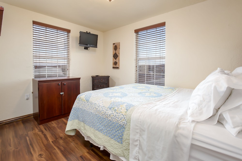 Red cabin with Panoramic Mountain View Cabin for 5 Medicine Park Vrbo