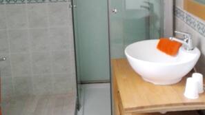 Douche, sèche-cheveux, serviettes fournies