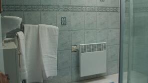 Douche, sèche-cheveux, serviettes fournies