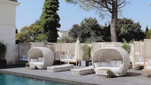 Una piscina al aire libre de temporada (de 9:00 a 20:00), sombrillas