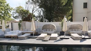 Una piscina al aire libre de temporada (de 9:00 a 20:00), sombrillas