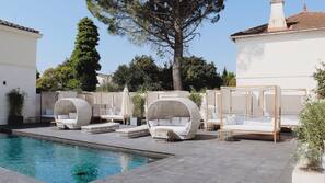 Una piscina al aire libre de temporada (de 9:00 a 20:00), sombrillas
