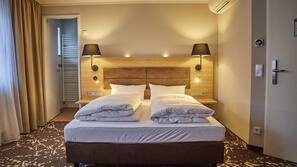 Zimmersafe, Schreibtisch, Verdunkelungsvorhänge, schallisolierte Zimmer