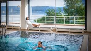 Indendørs pool, sæsonbestemt udendørs pool, parasoller, liggestole