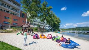 En privat strand, volleyball