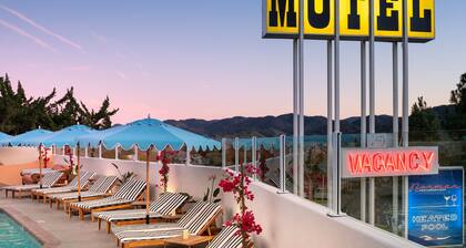 Skyview Hotel - 21 & Over Pool