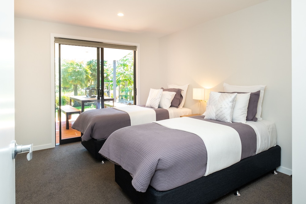 Lawn Cottages Deals & Reviews (Clive, NZL) Wotif