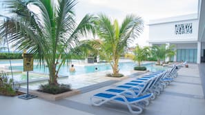 2 outdoor pools, pool loungers
