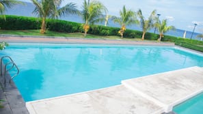 2 outdoor pools, pool loungers