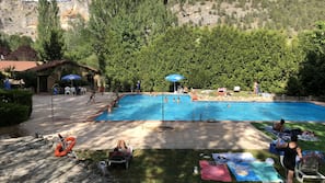 Una piscina al aire libre de temporada (de 11:00 a 20:00), sombrillas