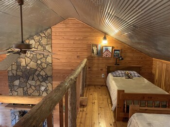 Riverside Retreat Cabin Secluded Romantic Getaway Mena Arkansas