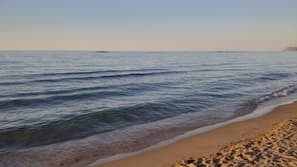Sulla spiaggia, lettini da mare, ombrelloni, teli da spiaggia