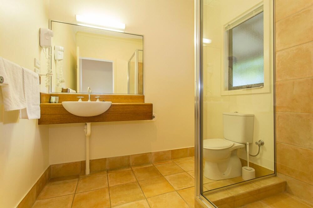 Bathroom, Karri Aura