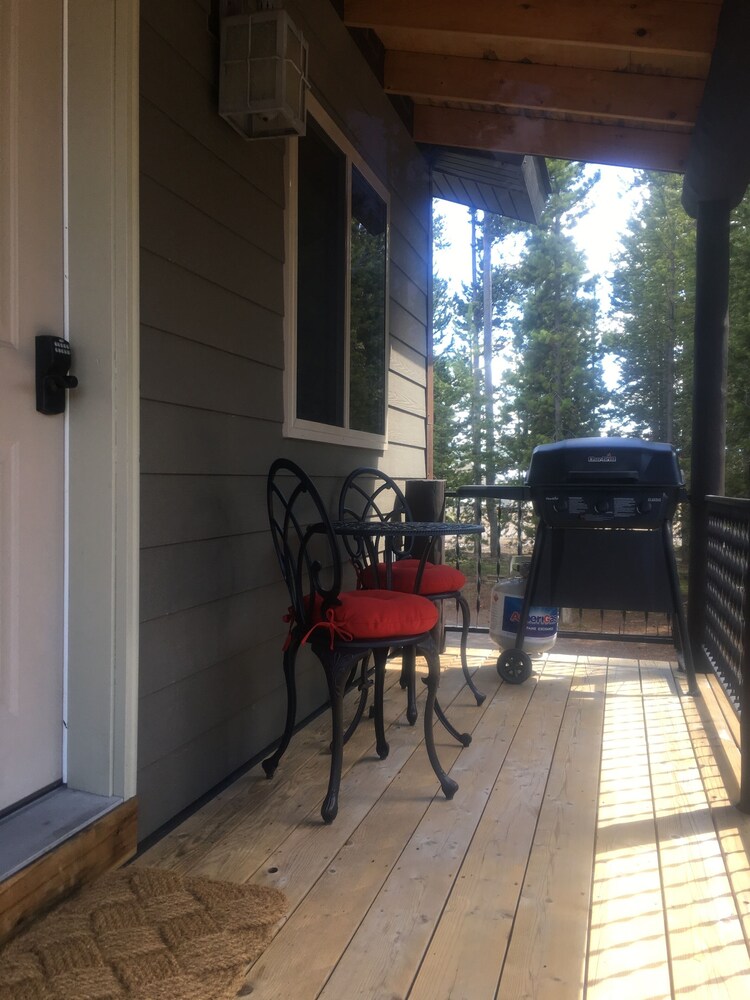 Western themed Cabin in Quiet neighborhood - 1 mile to Yellowstone Park!