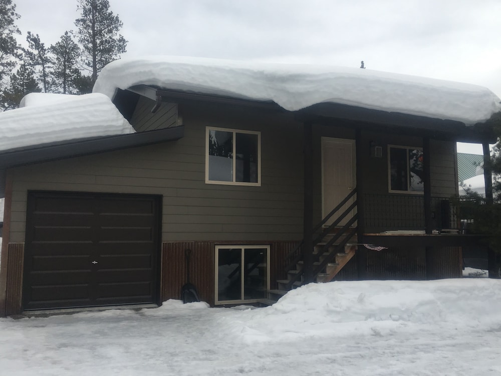 Western themed Cabin in Quiet neighborhood - 1 mile to Yellowstone Park!