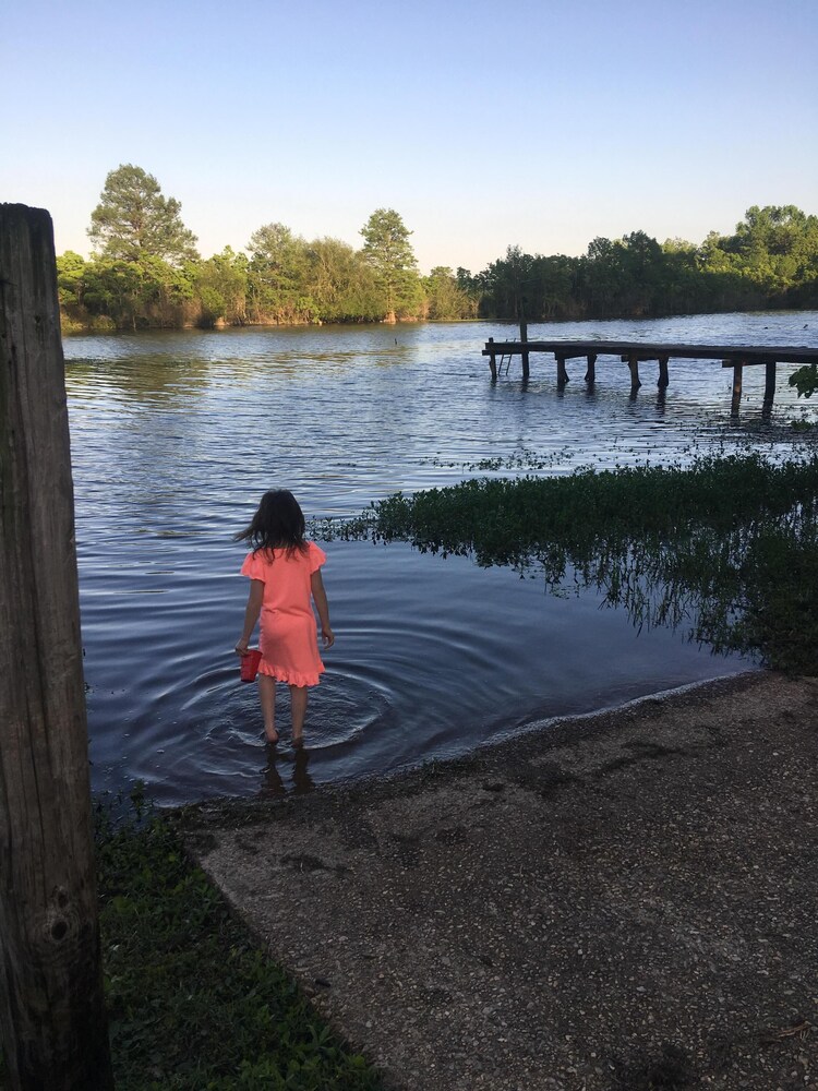 Property grounds, Cedar Cabin Style House On Toledo Bend