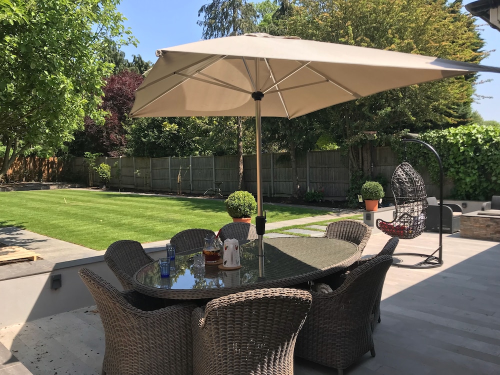 Beautiful Annexe Apartment. Own Entrance Kitchen Garden WiFi