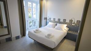 Escritorio, wifi gratis, ropa de cama