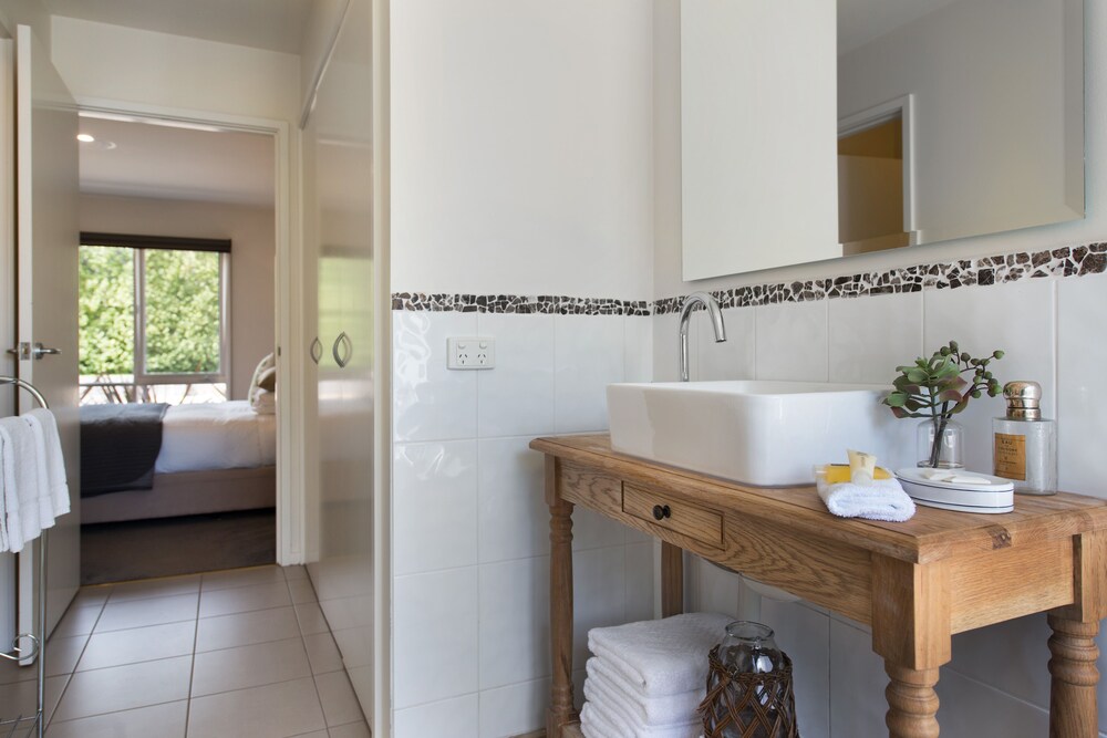 Boatshed Villa Yellow Door