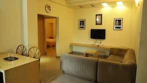 Desk, rollaway beds, free WiFi