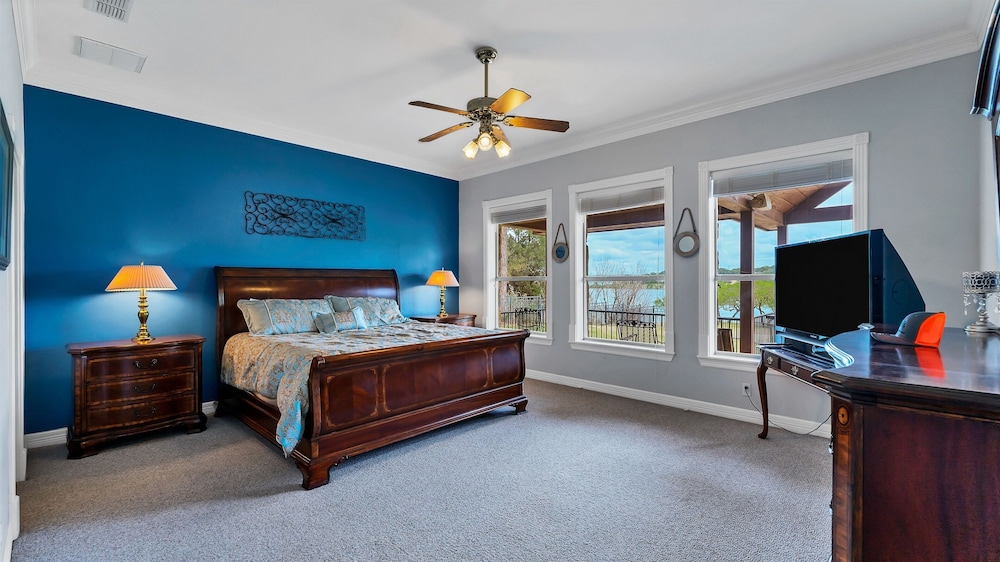 Canyon Lake Waterfront Paradise W/Guesthouse on 1 Acre, Boating