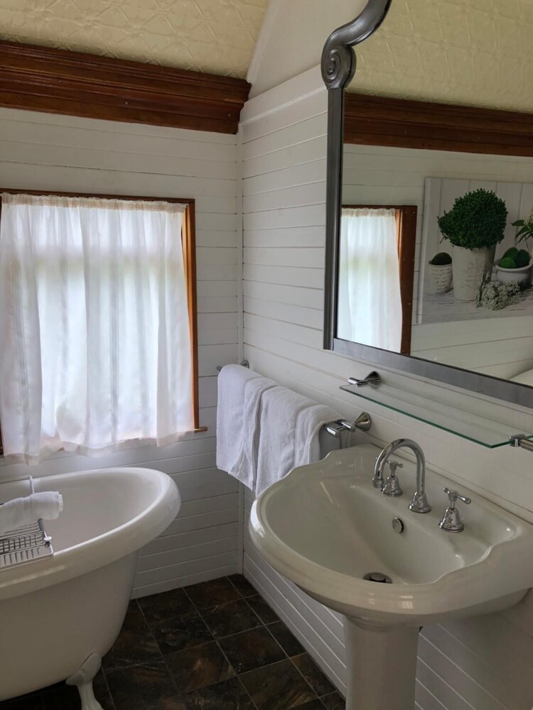 Krinklewood Cottage and Train Carriages