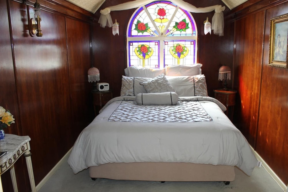 Krinklewood Cottage and Train Carriages