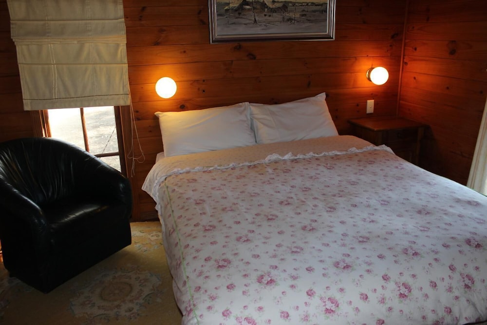 Krinklewood Cottage and Train Carriages
