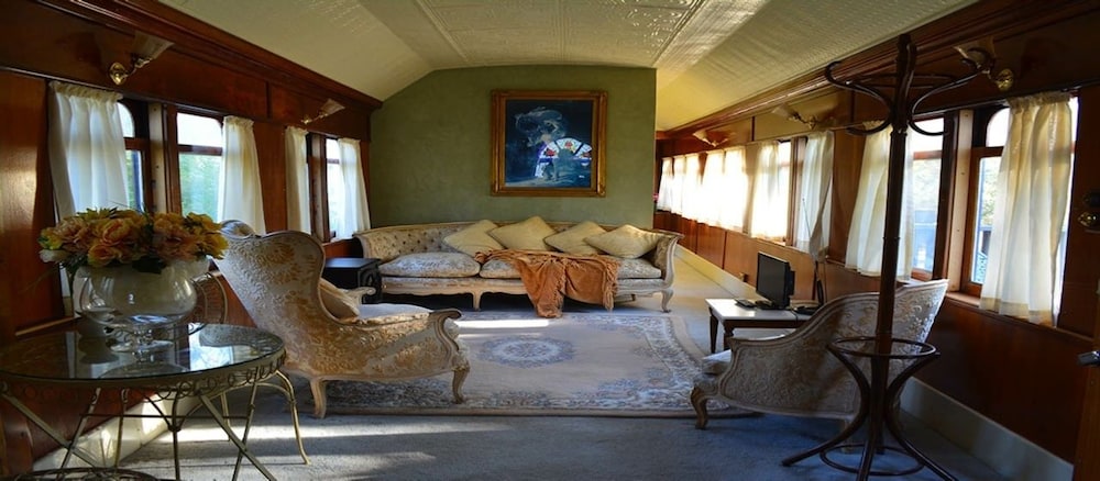 Krinklewood Cottage and Train Carriages