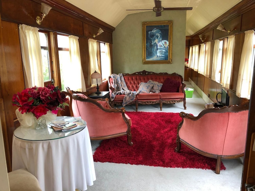 Krinklewood Cottage and Train Carriages