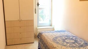 2 bedrooms, linens