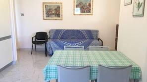 2 bedrooms, linens