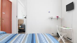 Biancheria da letto di alta qualità, una scrivania