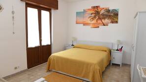 Biancheria da letto di alta qualità, una scrivania