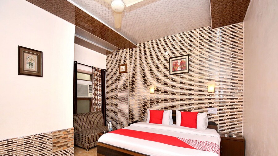 OYO 11912 Hotel Nav Classic