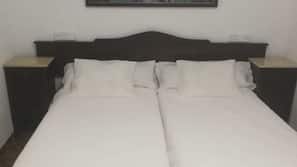 Frigobar, escrivaninha, cortinas blackout, berços grátis