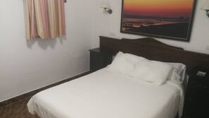 Frigobar, escrivaninha, cortinas blackout, berços grátis