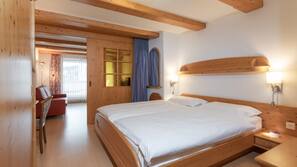 In-room safe, desk, free WiFi
