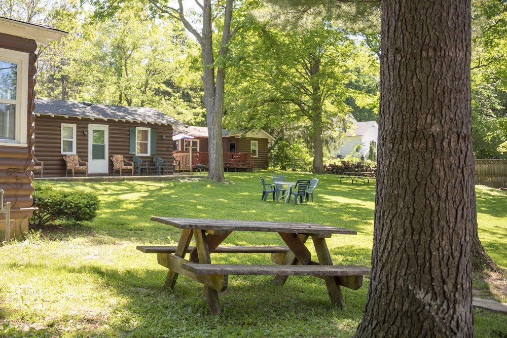 Corner Cabin Pet Friendly Williams Bay on Lake Geneva, Williams Bay Room Prices & Reviews