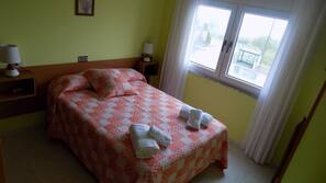 Escritorio, wifi gratis, ropa de cama