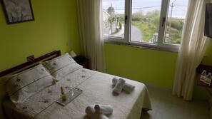Escritorio, wifi gratis, ropa de cama