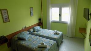 Escritorio, wifi gratis, ropa de cama
