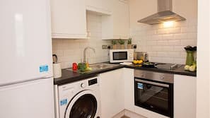Full-sized fridge, microwave, oven, hob