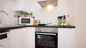 Full-sized fridge, microwave, oven, hob