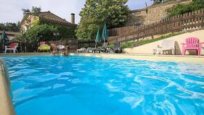 Piscine extérieure (ouverte en saison), parasols de plage