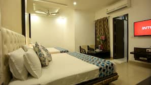 In-room safe, desk, free WiFi