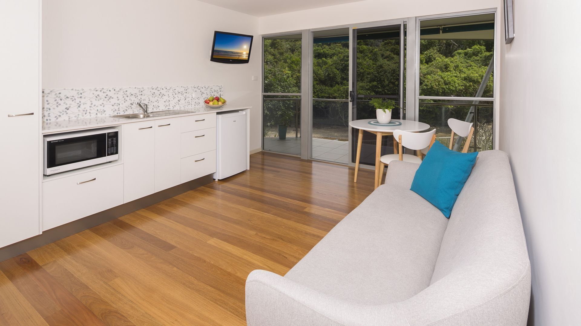 Creekside apartment - Lovely water views