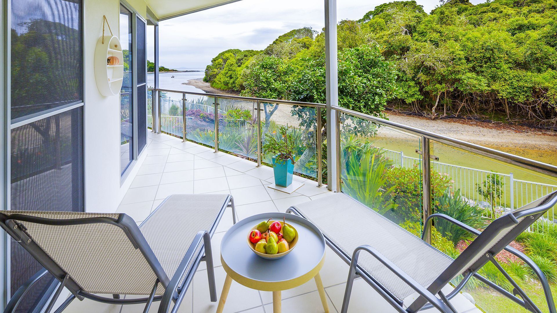 Creekside apartment - Lovely water views